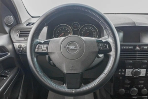 Седан Opel Astra 2011 года, 749000 рублей, Барнаул