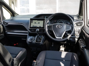 Минивэн Toyota Voxy 2018 года, 2445000 рублей, Краснодар