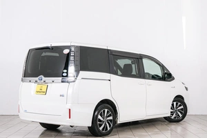 Минивэн Toyota Voxy 2015 года, 1679000 рублей, Красноярск
