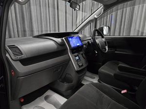 Минивэн Toyota Voxy 2009 года, 1420000 рублей, Красноярск