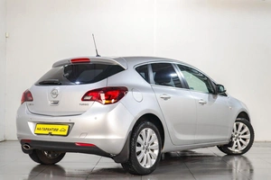 Хетчбэк Opel Astra 2012 года, 929000 рублей, Челябинск