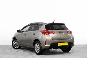 Хетчбэк Toyota Auris 2013 года, 1299000 рублей, Барнаул