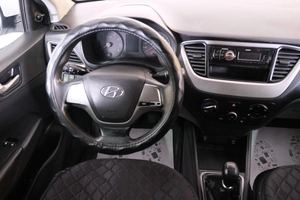 Седан Hyundai Solaris 2017 года, 839000 рублей, Омск