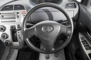 Хетчбэк Toyota Ractis 2009 года, 599000 рублей, Барнаул