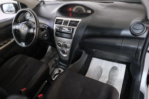 Седан Toyota Yaris 2007 года, 559000 рублей, Омск