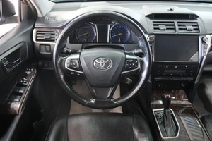 Седан Toyota Camry 2017 года, 2549000 рублей, Омск