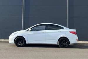Седан Hyundai Solaris 2013 года, 800000 рублей, Солонцы