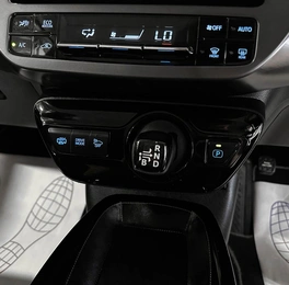 Хетчбэк Toyota Prius PHV 2018 года, 2357000 рублей, Красноярск