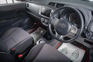 Хетчбэк Toyota Vitz 2013 года, 1099000 рублей, Томск