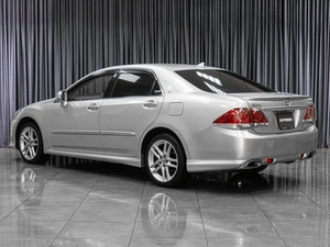 Седан Toyota Crown 2010 года, 1969000 рублей, Тюмень