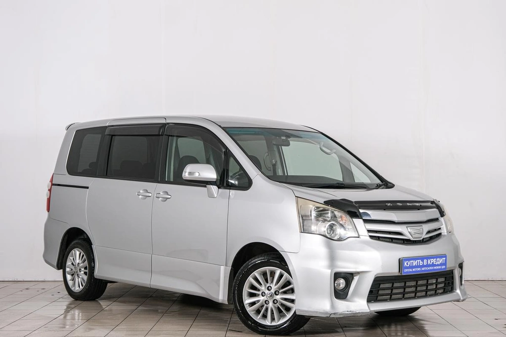 Минивэн Toyota Noah 2010 года, 1399000 рублей, Красноярск