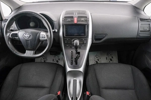 Хетчбэк Toyota Auris 2010 года, 879000 рублей, Красноярск