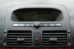 Седан Toyota Avensis 2003 года, 559000 рублей, Омск