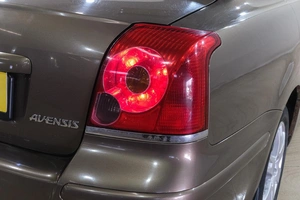 Седан Toyota Avensis 2005 года, 749000 рублей, Новокузнецк