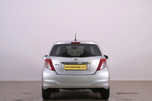 Хетчбэк Toyota Vitz 2011 года, 749000 рублей, Омск