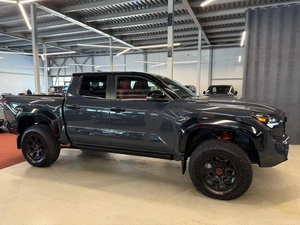 Пикап Toyota Tacoma 2024 года, 9490000 рублей, Павловская Слобода