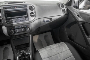 Внедорожник Volkswagen Tiguan 2012 года, 1449000 рублей, Барнаул