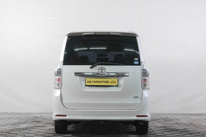 Минивэн Toyota Voxy 2013 года, 2069000 рублей, Кемерово