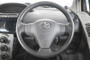 Хетчбэк Toyota Vitz 2005 года, 499000 рублей, Кемерово