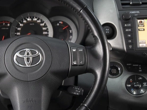 Внедорожник Toyota RAV4 2011 года, 1690000 рублей, Омск