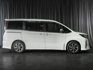 Минивэн Toyota Noah 2017 года, 2370000 рублей, Тюмень