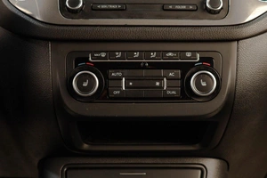 Внедорожник Volkswagen Tiguan 2012 года, 1259000 рублей, Челябинск