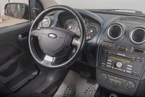 Хетчбэк Ford Fiesta 2006 года, 379000 рублей, Томск