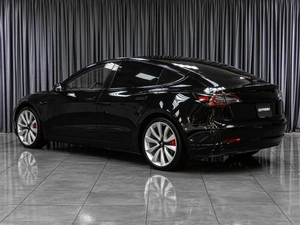 Седан Tesla Model 3 2019 года, 3099000 рублей, Тюмень