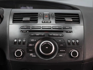 Хетчбэк Mazda 3 2013 года, 1050000 рублей, Омск