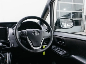 Минивэн Toyota Noah 2018 года, 2490000 рублей, Красноярск