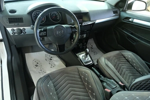 Хетчбэк Opel Astra GTC 2010 года, 519000 рублей, Омск