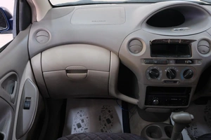 Седан Toyota Platz 2003 года, 399000 рублей, Омск