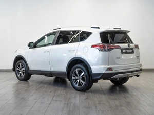 Внедорожник Toyota RAV4 2017 года, 2949000 рублей, Саратов