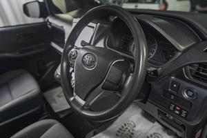 Минивэн Toyota Voxy 2015 года, 1699000 рублей, Томск