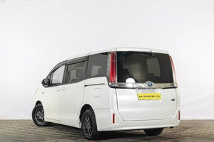 Минивэн Toyota Noah 2018 года, 2529000 рублей, Тюмень