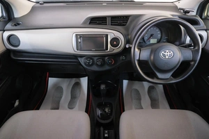 Хетчбэк Toyota Vitz 2011 года, 749000 рублей, Омск