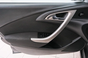 Хетчбэк Opel Astra 2011 года, 759000 рублей, Красноярск