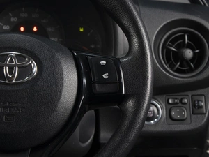 Хетчбэк Toyota Vitz 2017 года, 960000 рублей, Омск