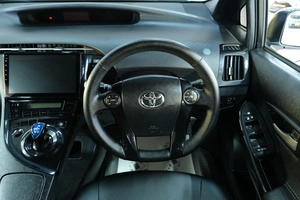 Лифтбек Toyota Prius 2015 года, 1349000 рублей, Омск