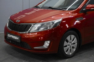 Седан Kia Rio 2012 года, 940000 рублей, Омск