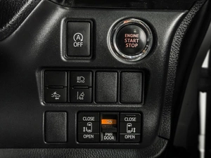 Минивэн Toyota Noah 2017 года, 2370000 рублей, Тюмень