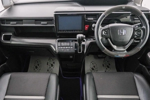 Минивэн Honda Stepwgn 2017 года, 2149000 рублей, Красноярск
