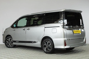 Минивэн Toyota Voxy 2018 года, 2229000 рублей, Челябинск