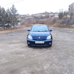 Хетчбэк Toyota Ist 2002 года, 428000 рублей, Красноярск