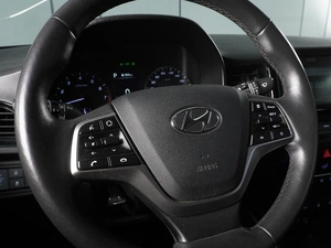 Седан Hyundai Solaris 2021 года, 1819000 рублей, Красный Пахарь