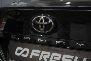 Седан Toyota Camry 2022 года, 2850000 рублей, Омск
