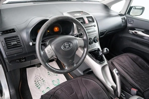 Хетчбэк Toyota Auris 2007 года, 679000 рублей, Красноярск