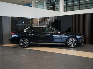 Седан BMW i7 2022 года, 13000000 рублей, Омск