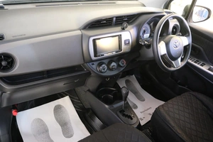 Хетчбэк Toyota Vitz 2016 года, 1129000 рублей, Омск