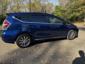 Универсал Toyota Prius Alpha 2017 года, 1850000 рублей, Красноярск
